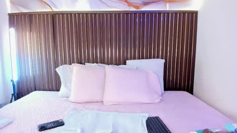 Snapshot of e11even_ chatting on 12-17-25, 08:15 Call me Sofia online show from 12-17-25, 08:15