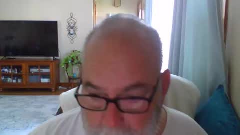 Snapshot of earl52 chatting on 05-04-26, 12:56 earl52 online show from 05-04-26, 12:56