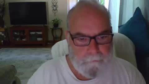 Snapshot of earl52 chatting on 06-04-26, 01:06 earl52 online show from 06-04-26, 01:06
