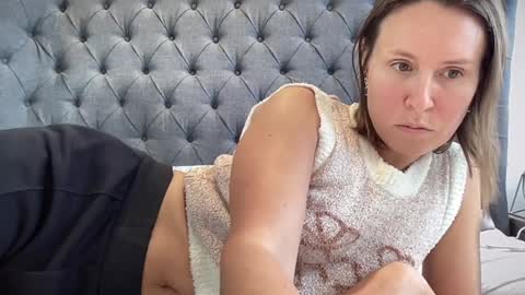 Snapshot of eatmypie69 chatting on 10-15-25, 08:47 Nadia Ferreira  online show from 10-15-25, 08:47