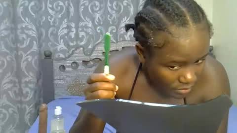 Queen online show from 12-17-25, 06:25