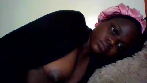 Snapshot of ebony_tasha chatting on 06-07-26, 07:56 tasha online show from 06-07-26, 07:56