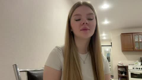 Snapshot of eddielaursen chatting on 04-08-26, 12:49 Mia online show from 04-08-26, 12:49