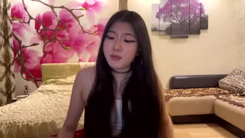 Snapshot of edinabluett chatting on 05-19-26, 05:52 Eri online show from 05-19-26, 05:52