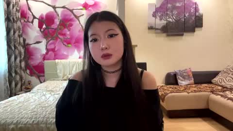 Snapshot of edinabluett chatting on 06-03-26, 05:18 Eri online show from 06-03-26, 05:18