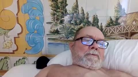 Snapshot of edwalters chatting on 05-10-26, 08:08 Eddie online show from 05-10-26, 08:08
