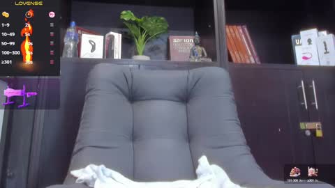 Snapshot of edwardross_ chatting on 02-25-25, 11:22 Edward Ross online show from 02-25-25, 11:22