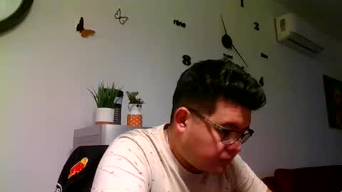 Snapshot of edwins777 chatting on 01-12-26, 04:18 Nicky789 online show from 01-12-26, 04:18