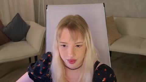 Snapshot of eevamarie chatting on 05-20-26, 04:35 EVA NON NUDE online show from 05-20-26, 04:35