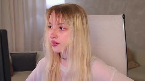 Snapshot of eevamarie chatting on 05-24-26, 04:34 EVA NON NUDE online show from 05-24-26, 04:34
