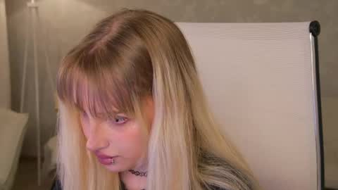 Snapshot of eevamarie chatting on 05-27-26, 04:04 EVA NON NUDE online show from 05-27-26, 04:04