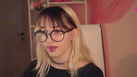 Snapshot of eevamarie chatting on 07-02-26, 04:46 EVA NON NUDE online show from 07-02-26, 04:46