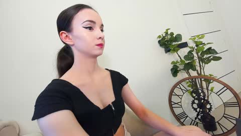 Snapshot of ehotlovea chatting on 01-12-25, 05:24 Erik and Alice online show from 01-12-25, 05:24