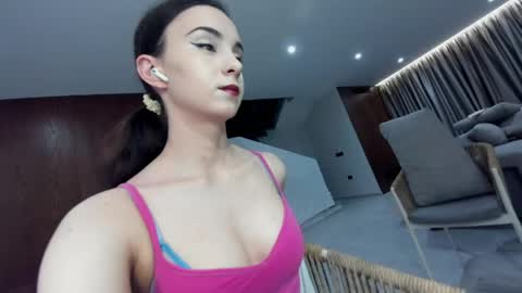 Snapshot of ehotlovea chatting on 05-12-26, 01:03 Erik and Alice online show from 05-12-26, 01:03