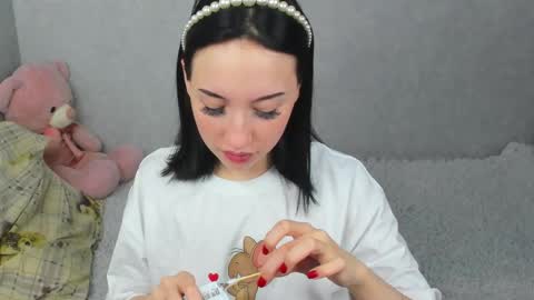 Snapshot of eileenmoores chatting on 12-17-25, 07:42 eileenmoores online show from 12-17-25, 07:42