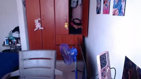 eimy_saenzz online show from 04-25-26, 06:27