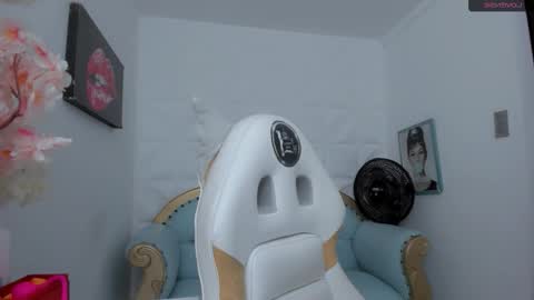 Snapshot of eimy_skinny chatting on 10-31-25, 11:22 eimy online show from 10-31-25, 11:22