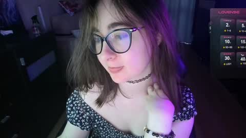 Snapshot of el_sweety chatting on 12-13-24, 12:17 If you like it when I meow give me a thumbs up online show from 12-13-24, 12:17