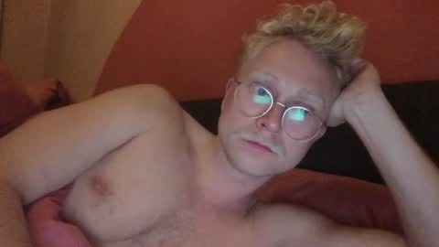 Snapshot of el_thunder chatting on 12-01-24, 09:48 MrE online show from 12-01-24, 09:48