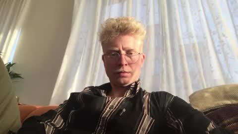 Snapshot of el_thunder chatting on 01-12-25, 02:52 MrE online show from 01-12-25, 02:52