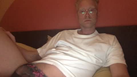 Snapshot of el_thunder chatting on 03-08-25, 09:51 MrE online show from 03-08-25, 09:51