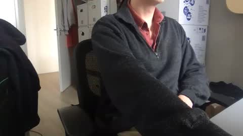 Snapshot of el_thunder chatting on 10-30-25, 10:16 MrE online show from 10-30-25, 10:16