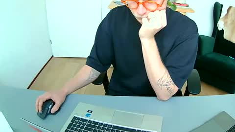 Snapshot of el_thunder chatting on 04-10-26, 09:36 MrE online show from 04-10-26, 09:36