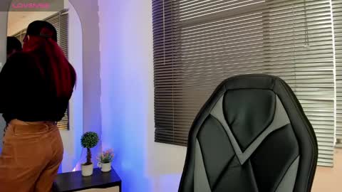 Snapshot of elaia_muller chatting on 02-17-25, 01:10 Elaia online show from 02-17-25, 01:10