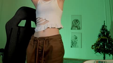 Snapshot of elainebeness chatting on 12-19-24, 11:46 Your sweet girl online show from 12-19-24, 11:46