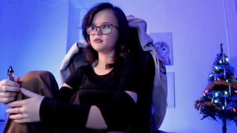 Snapshot of elainebeness chatting on 12-20-24, 11:05 Your sweet girl online show from 12-20-24, 11:05