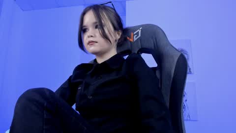 Snapshot of elainebeness chatting on 01-14-25, 10:34 Your sweet girl online show from 01-14-25, 10:34