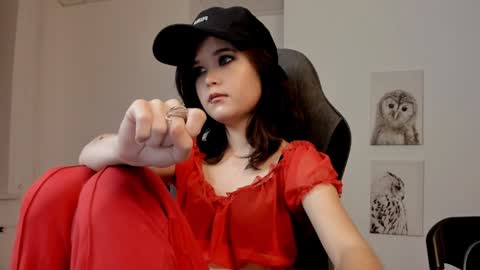 Snapshot of elainebeness chatting on 01-21-25, 10:41 Your sweet girl online show from 01-21-25, 10:41