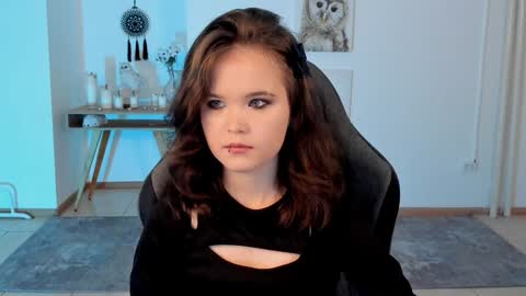 Snapshot of elainebeness chatting on 01-31-25, 07:29 Your sweet girl online show from 01-31-25, 07:29