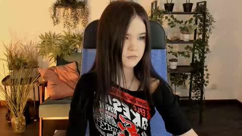 Snapshot of elainebeness chatting on 12-16-25, 06:57 Your sweet girl online show from 12-16-25, 06:57