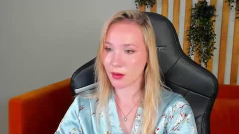 Snapshot of elaravoltage chatting on 06-20-26, 06:11 elaravoltage online show from 06-20-26, 06:11