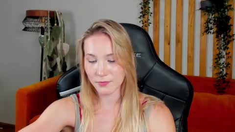 Snapshot of elaravoltage chatting on 07-10-26, 05:26 elaravoltage online show from 07-10-26, 05:26
