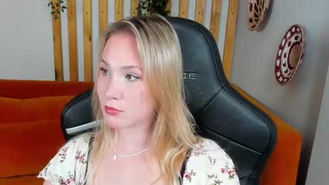 Snapshot of elaravoltage chatting on 07-14-26, 05:01 elaravoltage online show from 07-14-26, 05:01