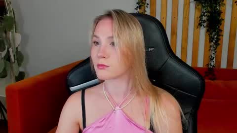 Snapshot of elaravoltage chatting on 07-21-26, 05:10 elaravoltage online show from 07-21-26, 05:10
