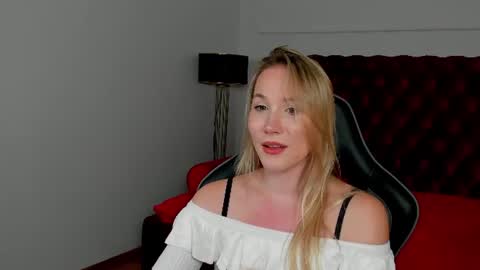 Snapshot of elaravoltage chatting on 07-28-26, 11:17 elaravoltage online show from 07-28-26, 11:17