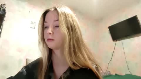 Snapshot of elaynecinco chatting on 02-08-26, 01:20 MIa online show from 02-08-26, 01:20