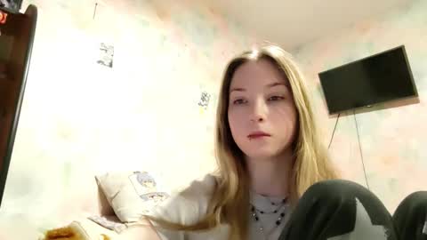 Snapshot of elaynecinco chatting on 02-18-26, 12:23 MIa online show from 02-18-26, 12:23