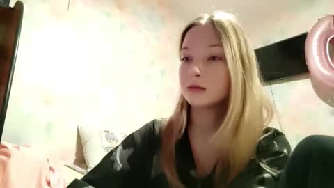 Snapshot of elaynecinco chatting on 03-05-26, 06:20 MIa online show from 03-05-26, 06:20