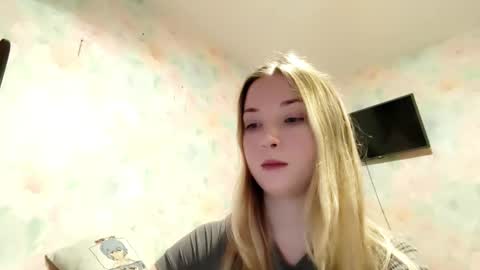 Snapshot of elaynecinco chatting on 03-10-26, 10:20 MIa online show from 03-10-26, 10:20