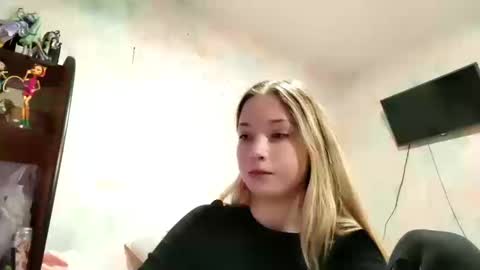 Snapshot of elaynecinco chatting on 03-12-26, 10:43 MIa online show from 03-12-26, 10:43