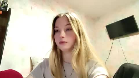 Snapshot of elaynecinco chatting on 03-16-26, 12:09 MIa online show from 03-16-26, 12:09