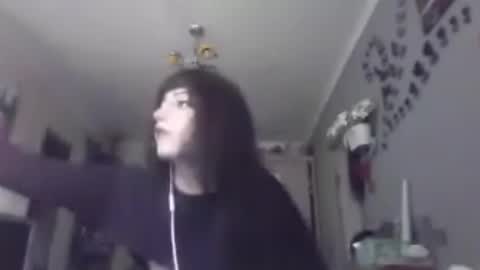 Snapshot of elaynetanton chatting on 05-24-26, 07:46 Lia online show from 05-24-26, 07:46