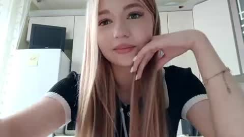 Snapshot of eleasegrumet chatting on 07-20-26, 10:39 Mia online show from 07-20-26, 10:39