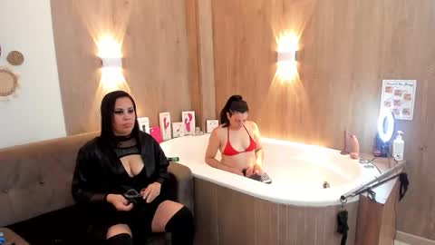 Snapshot of electra_mark chatting on 12-04-25, 12:25 Karina and Melisa online show from 12-04-25, 12:25