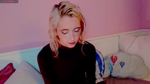 Snapshot of elen__moore chatting on 07-19-26, 05:33 Elen online show from 07-19-26, 05:33