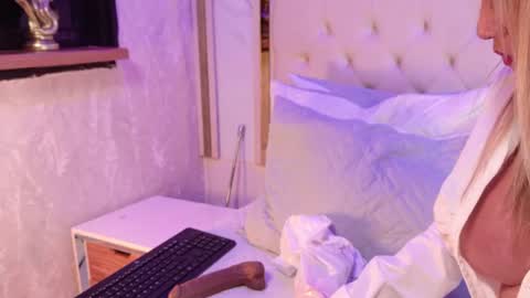 Snapshot of elena_mature chatting on 07-23-26, 07:12 Elena online show from 07-23-26, 07:12